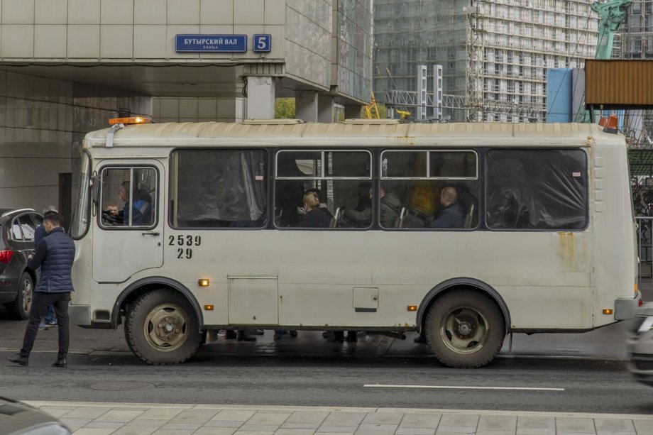 Rosjanie siedzą w autobusie, czekając na odjazd do wojskowego ośrodka szkoleniowego