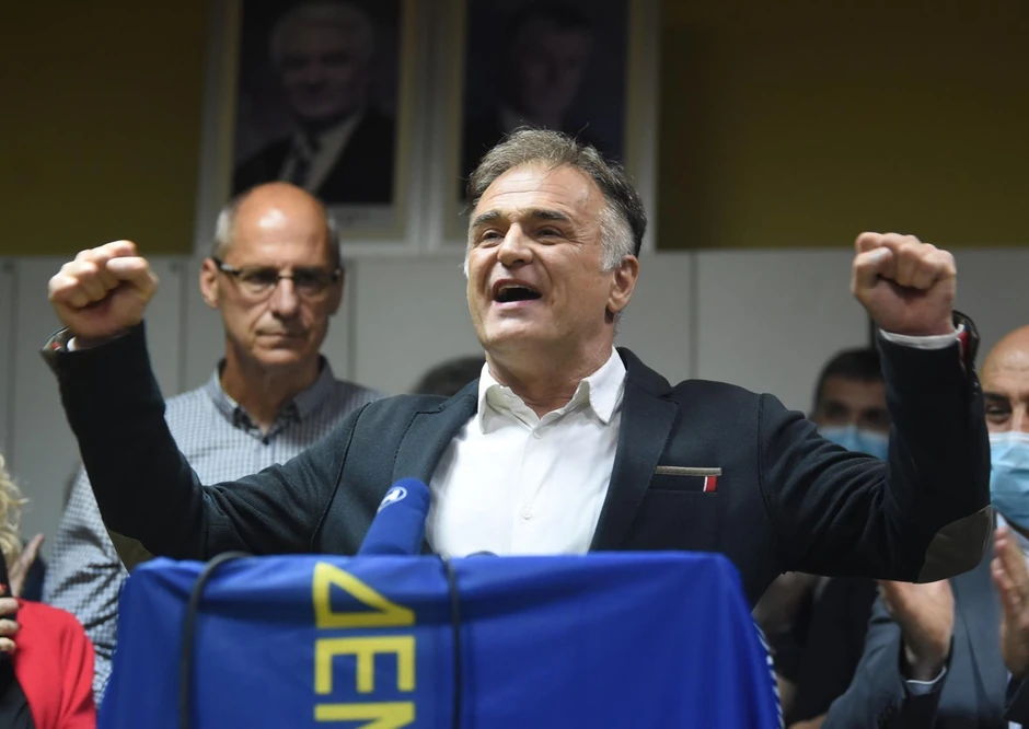 Druga struja u DS predvođena Branislavom Lečićem smatra da Lutovac nema ni legitimitet ni legalitet 