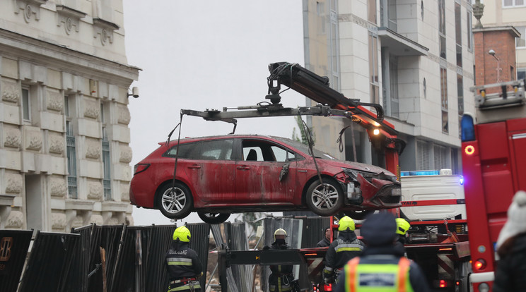 Faldarabok zuhantak az utcán parkoló autókra a Radetzky-laktanya bontásánál / Fotó: Zsolnai Péter