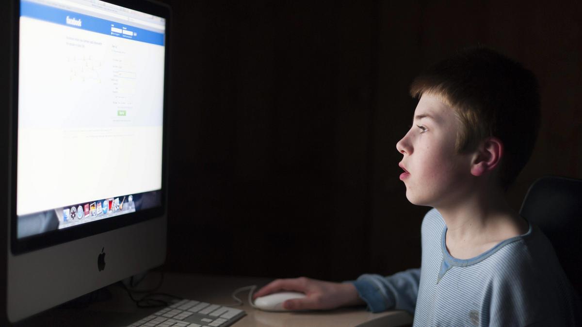 dziecko laptop komputer internet
