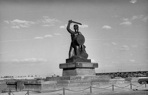 Pomnik Syreny po powojennej renowacji. Źródło: NAC - Narodowe Archiwum Cyfrowe www.nac.gov.pl/ 