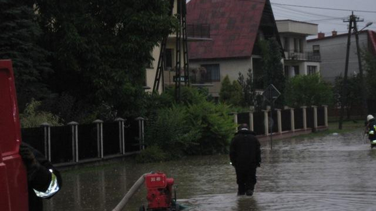 Połowa Dobczyc (Małopolska) znalazła się pod wodą po intensywnych opadach deszczu. To już druga powódź, która tego lata nawiedziła tę miejscowość.