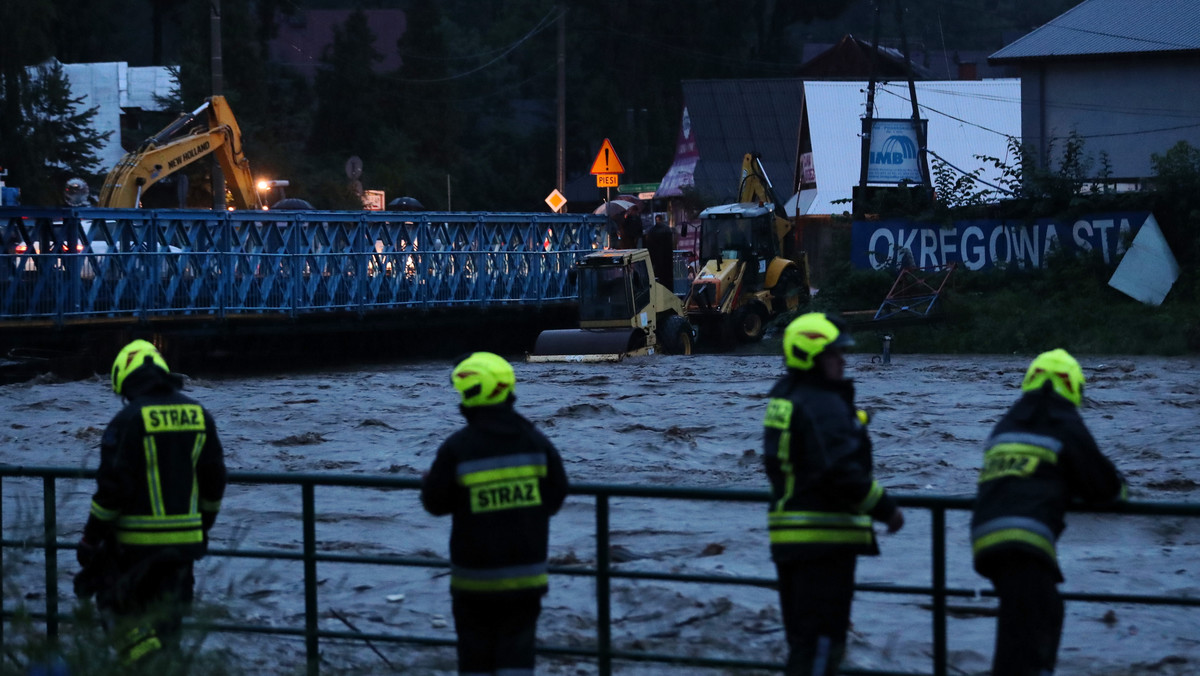 W Krościenku nad Dunajcem ewakuowano sto osób po tym, jak woda zalała miejscowy kemping. Z powodu podtopień 24 turystów musiało też opuścić domki letniskowe w Dębnie nad Jeziorem Czorsztyńskim – poinformował dzisiaj rzecznik nowotarskiej policji Piotr Krygowski.