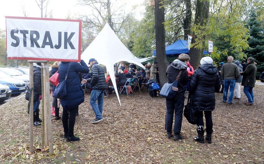 Związki zawodowe w czasie strajku pikietowały przed siedzibą PLL LOT