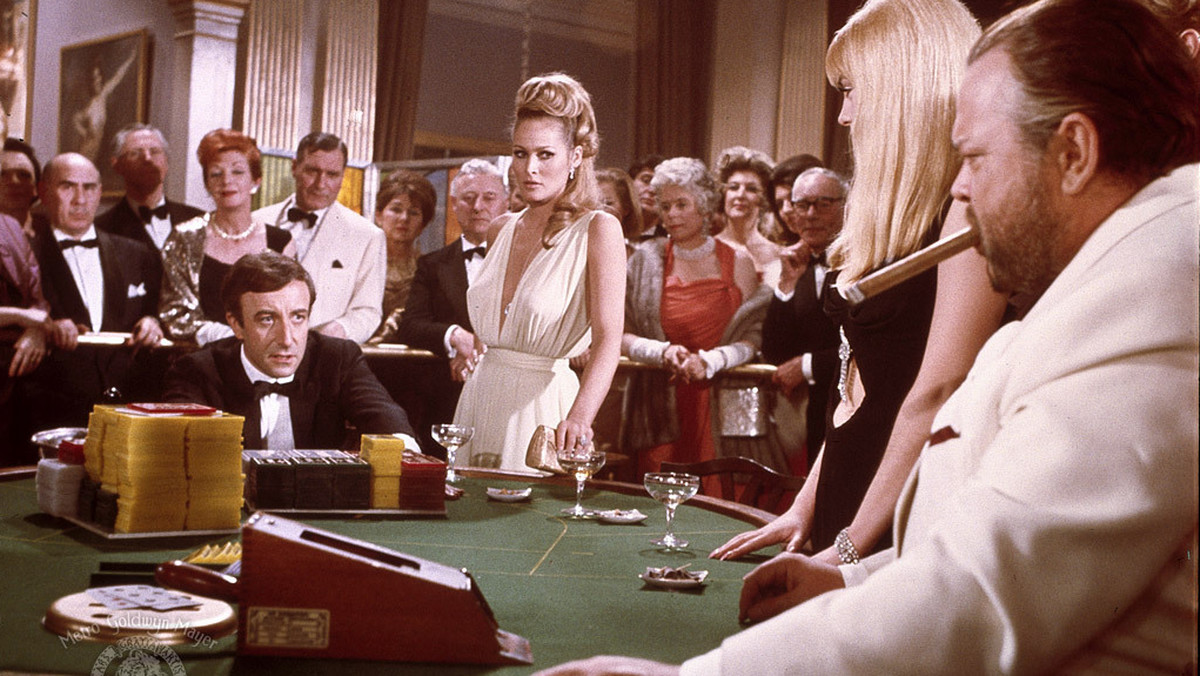 Tytuł "Casino Royale" przywodzi obecnie na myśl pierwszy film, w którym Jamesa Bonda zagrał Daniel Craig, jednak przez dekady kojarzył się z szaloną produkcją z 1967 roku, która do dziś dzieli fanów agenta 007. "Casino Royale" kończy 50 lat.