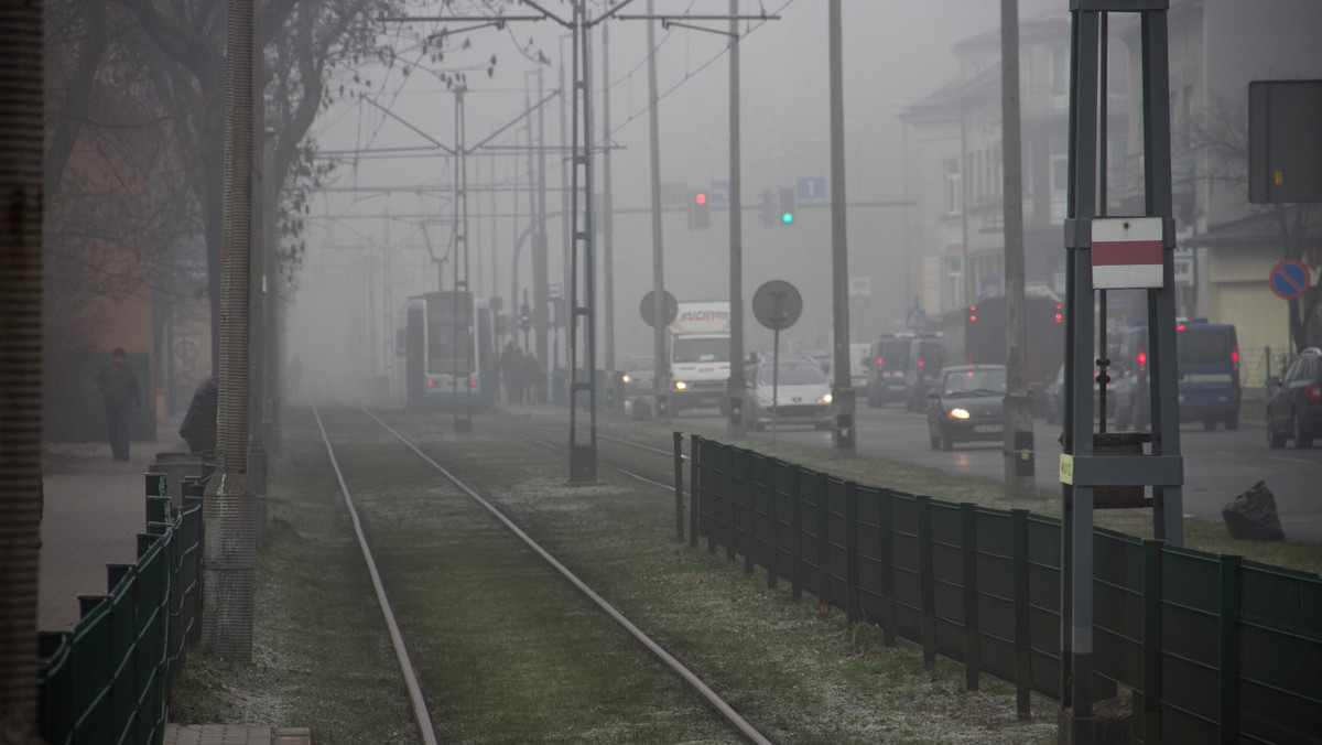 Od dzisiaj trzy razy dziennie w Krakowie będą wyświetlane aktualne dane o zanieczyszczeniu powietrza w mieście. Wyświetlą się one w ponad 200 autobusach i tramwajach, a także na wszystkich elektronicznych tablicach przystankowych. Pierwszy dzisiejszy komunikat wskazywał, że stan powietrza jest dobry.