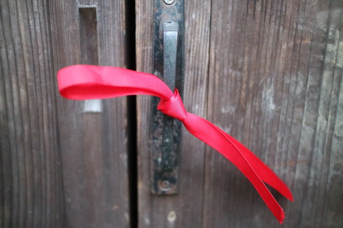 Crvena vrpca na vratima nije tu slučajno