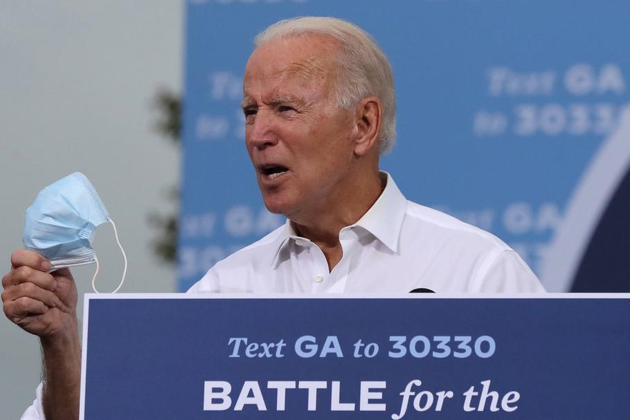 Joe Biden konsekwentnie korzystał z maseczki w czasie kampanii w przeciwieństwie do Donalda Trumpa, który długo kwestionował taką potrzebę