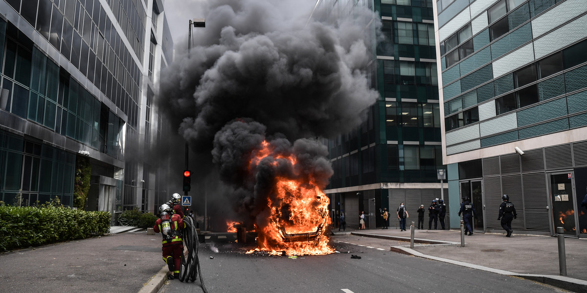 Samochód podpalony w Paryżu podczas protestu przeciwko śmierci 17-letniego Nahela. Francja, 29 czerwca 2023 r.