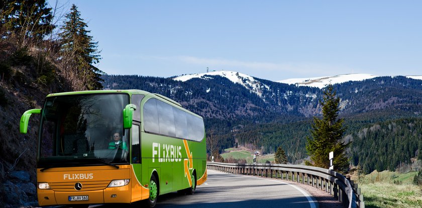 Autobus z Warszawy prosto do Londynu. Podróż zawiera przeprawę promem