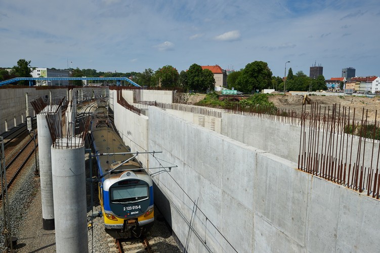 W pobliżu powstanie komunikacyjny węzeł przesiadkowy. Do Forum będzie można dojechać bezpośrednio kolejką SKM, której stacja, Gdańsk Śródmieście, będzie usytuowana pod kompleksem. .  <br><br>fot. (aw/cat) PAP/Adam Warżawa