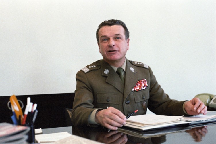 Gen. Czesław Kiszczak w swoim gabinecie. Zdjęcie z roku 1984