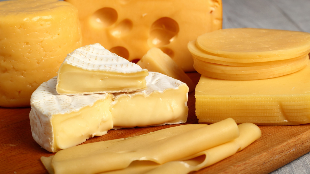 Miłośników sera z pewnością ucieszą ostatnie wyniki badań. Codzienne jedzenie 40 gramów tego specjału może zmniejszyć ryzyko wystąpienia chorób serca o 14 proc. i udaru mózgu o 10 proc.