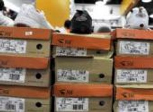 Unia jednak przedłuży cła na chińskie buty