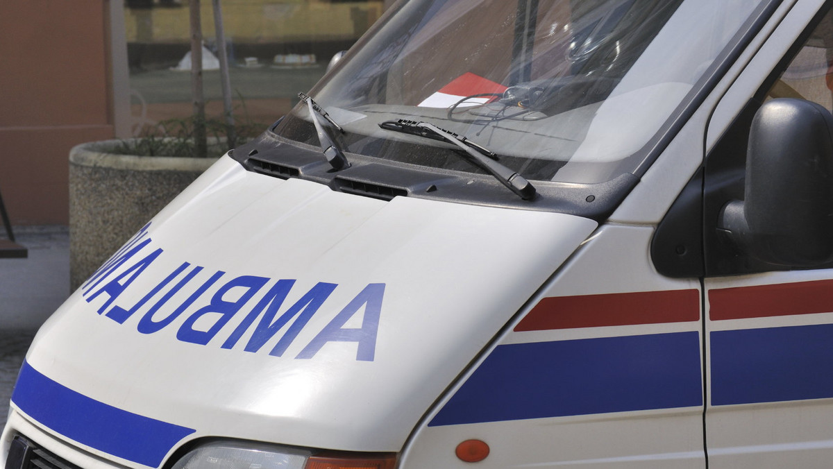 Dziewczynka ma obrażenia twarzy, a jej pasażer głowy. Oboje zostali przetransportowani helikopterem do szpitala. Do wypadku doszło wczoraj po godz. 18 w Dębińcu (gmina Murów) w okolicy ul. Polnej - czytamy na stronie nto.pl.
