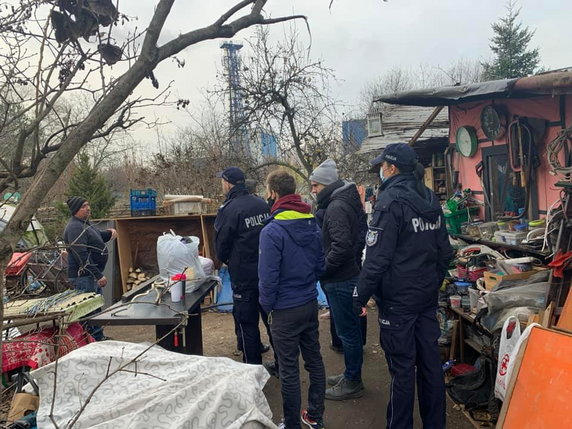 policja wraz z Caritas Poznań wizytuje miejsca przebywania bezdomnych fot. KMP Poznań