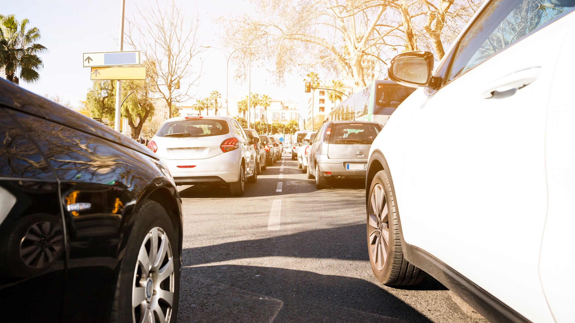 Úsporná jazda aj na Slovensku vyžaduje predovšetkým plynulosť a správne predvídať situáciu v mestskej premávke. Vodiči môžu znížiť spotrebu paliva o desiatky percent len zmenou svojich návykov za volantom. 