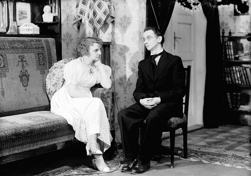 Maria Bednarska i Tadeusz Kondrat w spektaklu "W małym domku" w Teatrze im. Juliusza Słowackiego w Krakowie (1938)