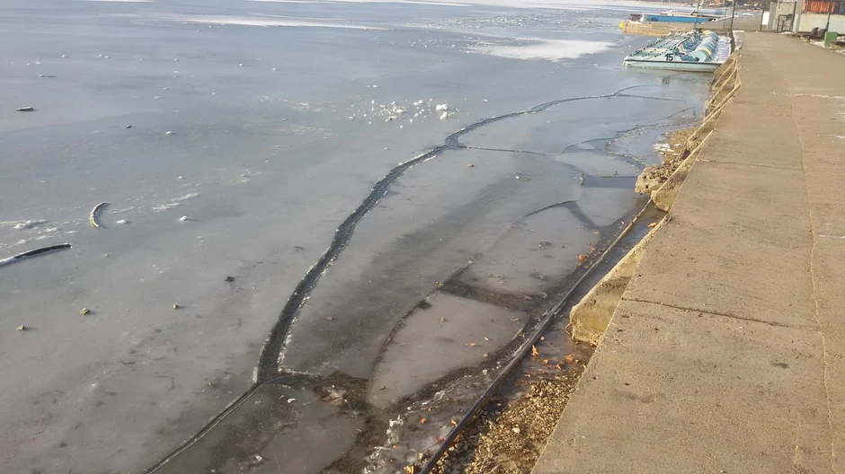 Led popucao samo u blizini cevi