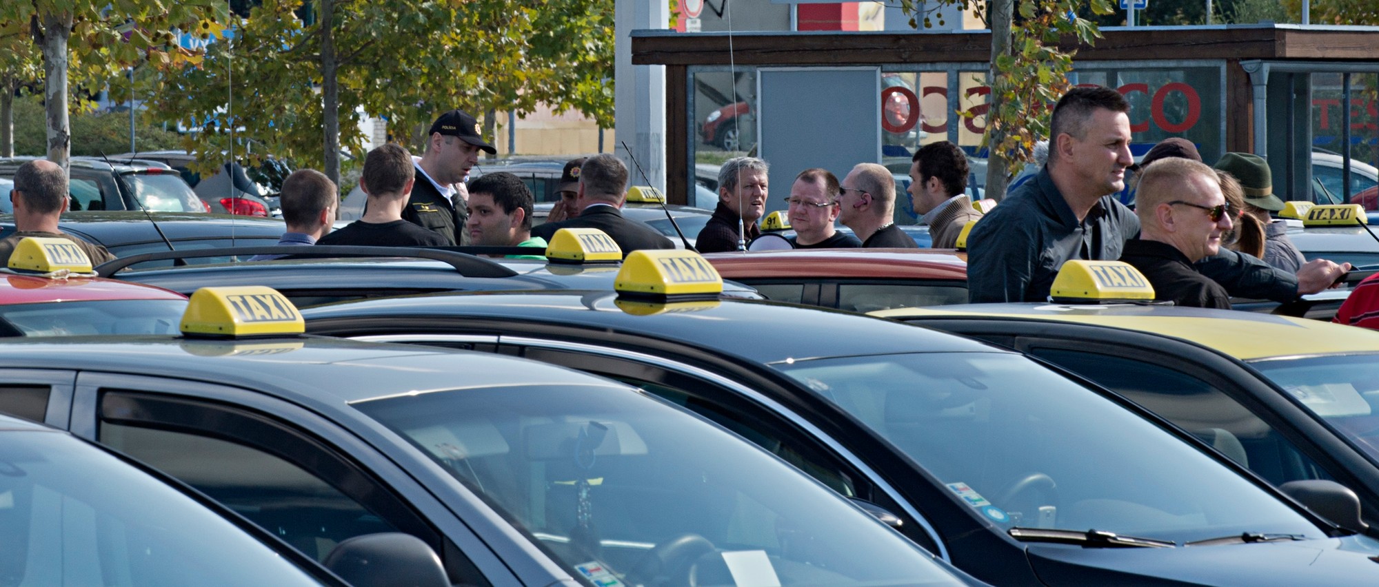 Taxikár mal "šťastie" na nesprávnych pasažierov.