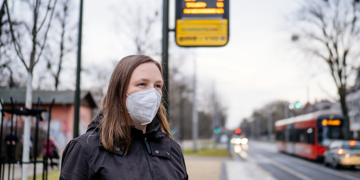 Koniec z podróżowaniem w maseczkach z materiału, przyłbicach lub zakrywając się szalikiem.