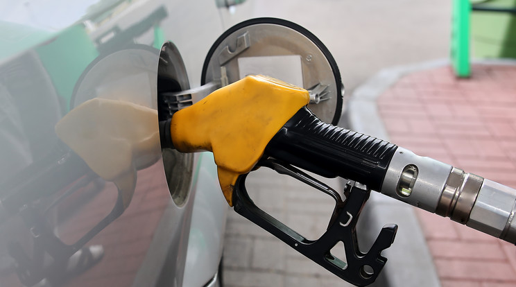 December első napján a benzin ára bruttó 3 forinttal csökken / Illusztráció: Northfoto