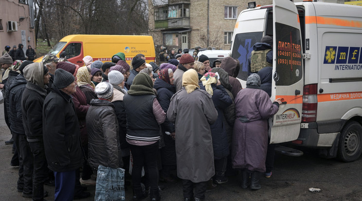 A nyitóképen: Gyógyszerekre váró emberek egy mentőautónál a Kijev melletti Bucsában / Fotó: MTI/AP/Vadim Ghirda
