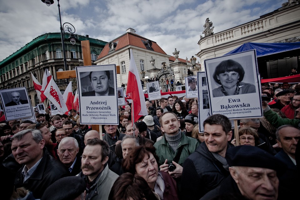 Zwolennicy PiS pod pałacem, fot. Maciej Stankiewicz