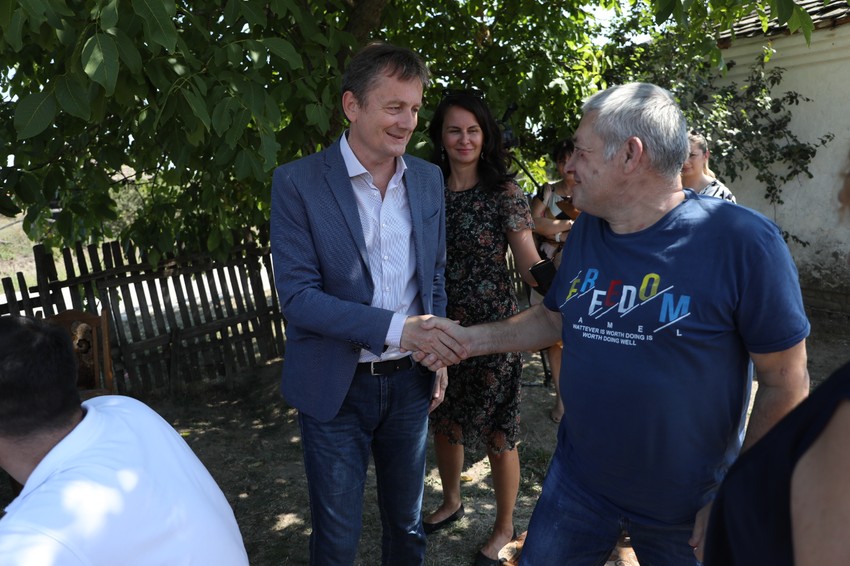 Otac Milan Mitrović zahvalio se Darku Glišiću na novom domu