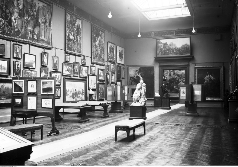 Muzeum Narodowe w Krakowie. Sala z ekspozycją malarstwa i rzeźby (1929)