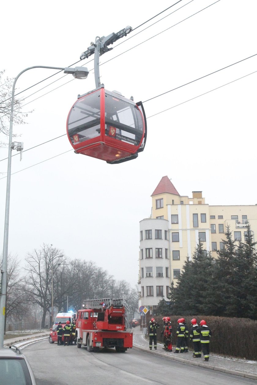 Chwile grozy we Wrocławiu. Utknęli kilka metrów nad ziemią