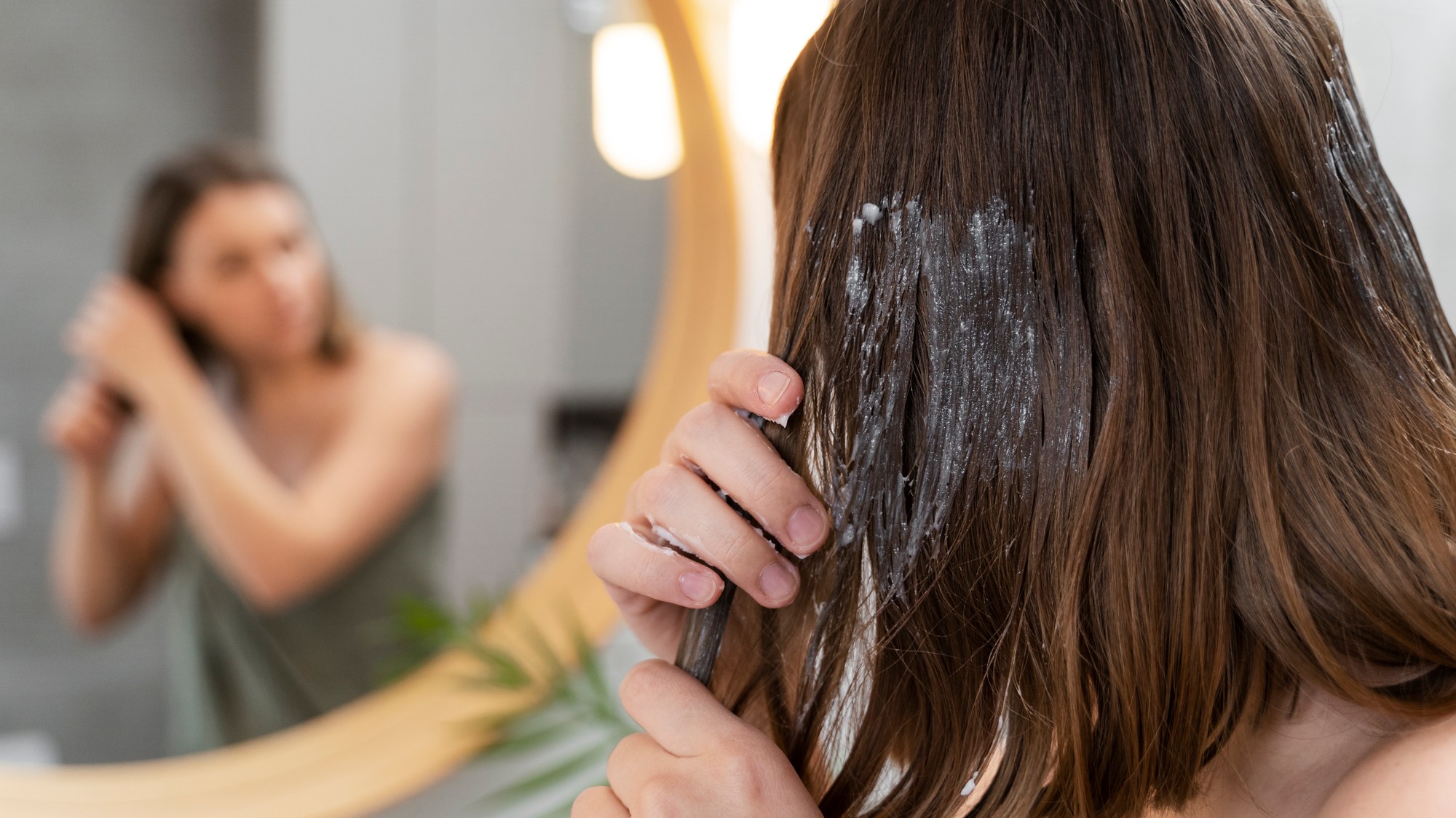 Jednoduchá domáca maska z vajíčka a bieleho jogurtu patrí medzi obľúbené spôsoby, ako po lete dopriať vlasom hydratáciu a jemnosť.Foto: shutterstock/Maryna Pleshkun