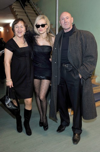 Gwiazdy z rodziną na czerwonym dywanie