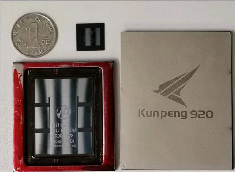 Zgodnie z ruchem wskazówek zegara: chińska moneta 1 juan o średnicy 25 mm, akcelerator Ascend 310, procesor serwerowy Huawei Kunpeng 920, akcelerator Ascend 910