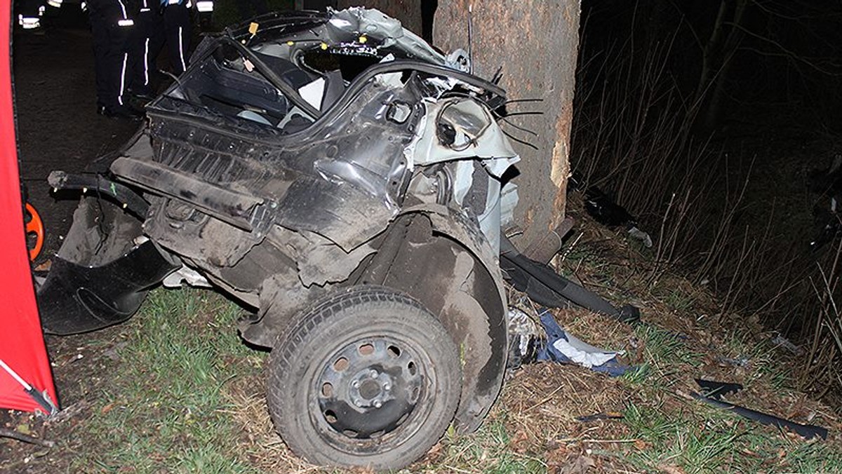 Do tragicznego wypadku doszło dziś w nocy na drodze między Rzeckiem a Choszcznem. Samochód wypadł z drogi i uderzył w drzewo. Trzy osoby zginęły na miejscu.