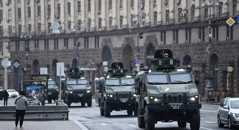 Contingent de l'armée ukrainienne dans les rues de Kiev - 24 février 2022