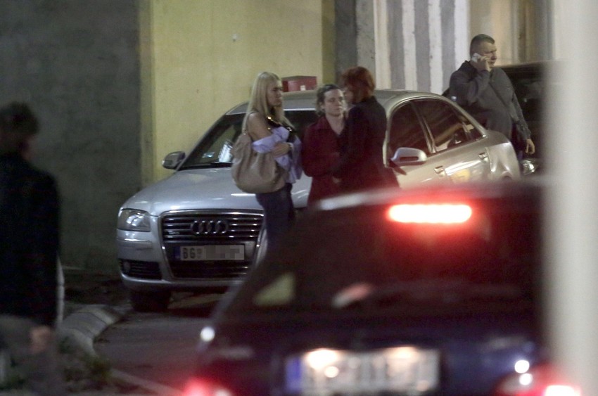 Voditeljka Bojana Radivojević i Aleksandra Krstić, direktorka "Hepi TV" ispred "audija" kojim je Peconi dovezen u UC