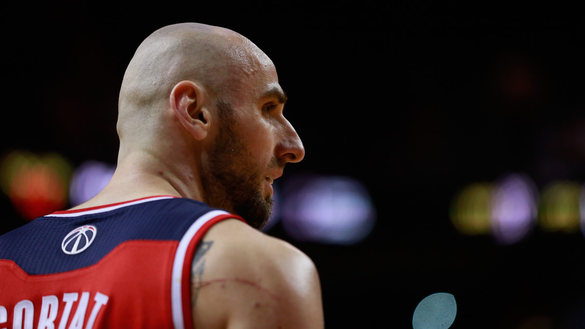 Marcin Gortat nie zdążył rozpakować walizek w Waszyngtonie, a w USA już pojawiają się głosy, że Polak jeszcze w tym sezonie zmieni pracodawcę. "Polski Młot", tak jak na początku kariery, może zostać zmiennikiem Dwighta Howarda, tyle że tym razem w Houston.