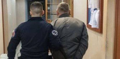 Szukał czegoś w dostawczaku. Na widok policji wpadł w popłoch. Miał powód