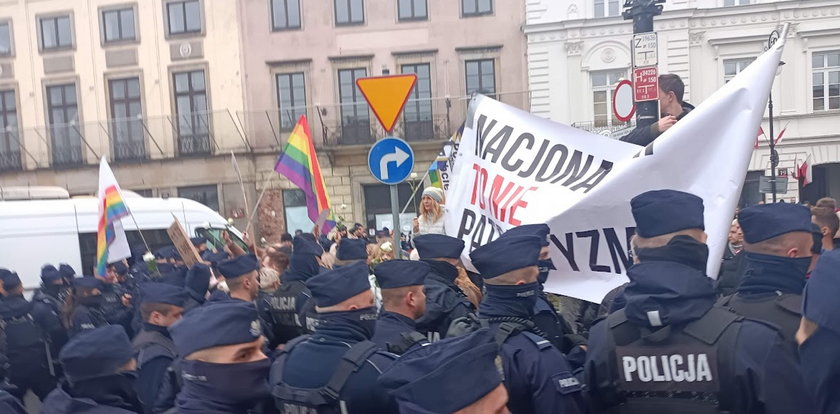 Protestowali przeciwko Marszowi Niepodległości, a teraz mówią o "stosowaniu tortur". Tak zajęła się nimi policja [WIDEO]