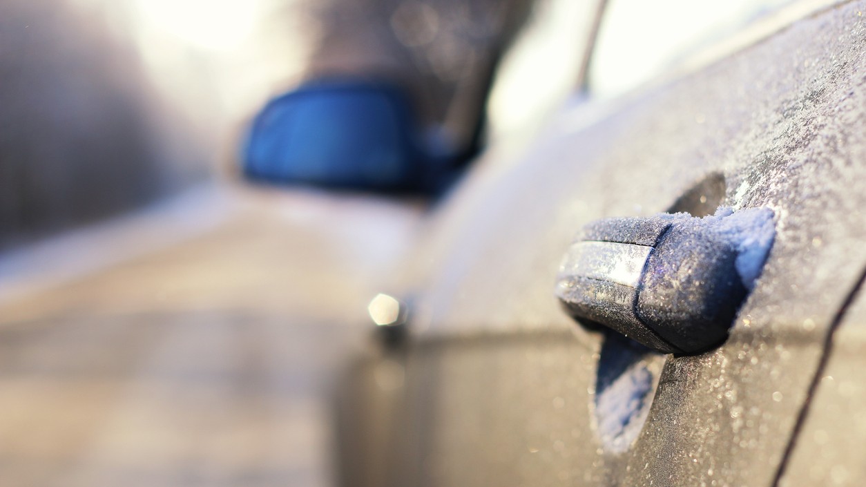 Zmes izopropylalkoholu a vody v pomere 2:1 rozpustí ľad na skle za niekoľko sekúnd. Domáci rozmrazovač stojí menej než 2 eurá a vydrží celú zimu. 