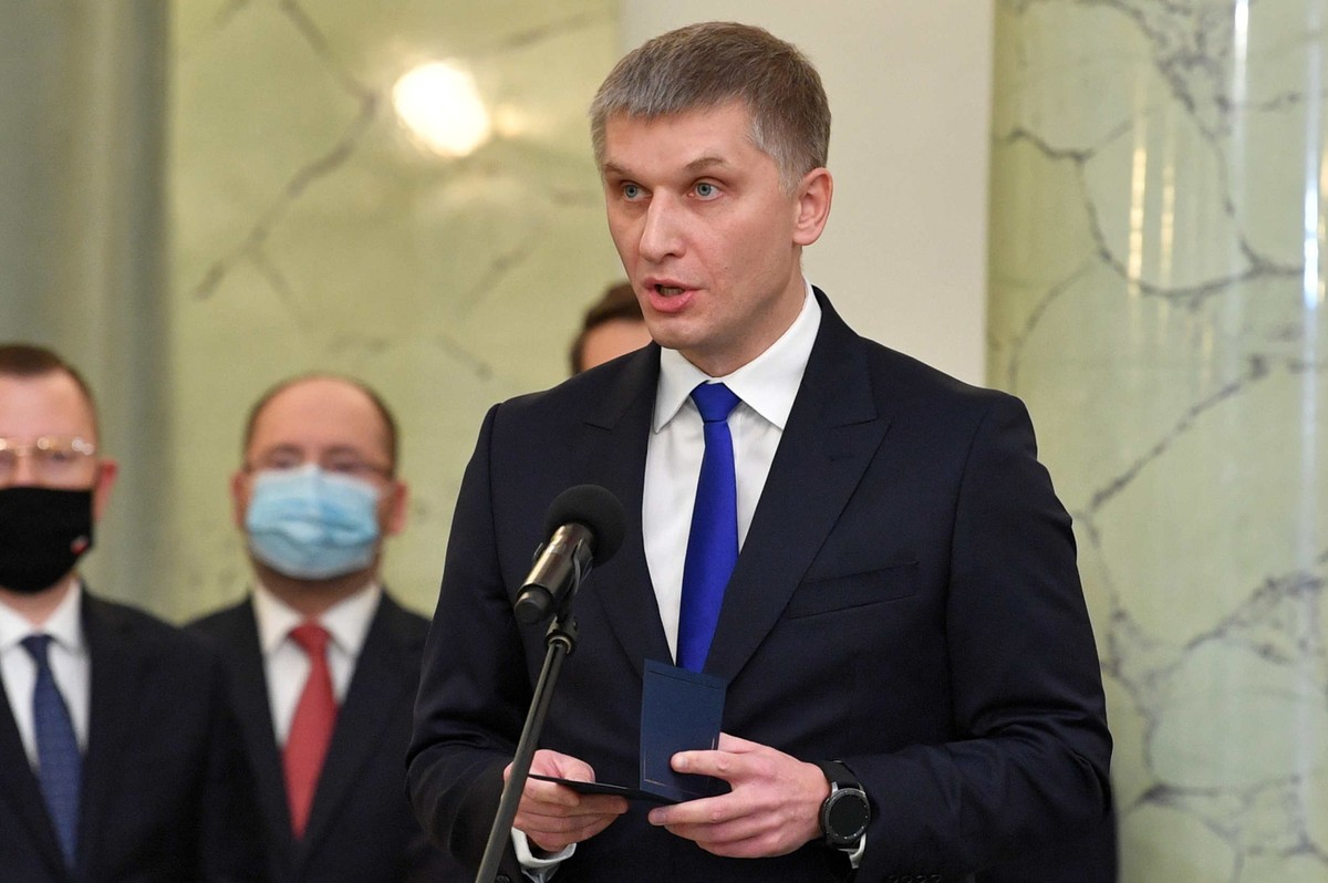 Warszawa, 26.10.2021. Powołany na stanowisko ministra rozwoju i technologii Piotr Nowak (C) podczas uroczystości w Pałacu Prezydenckim w Warszawie, 26 bm. Prezydent RP Andrzej Duda dokonał zmian w składzie Rady Ministrów. (amb) PAP/Radek Pietruszka