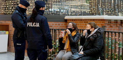 Policjanci sprawdzali, czy klienci galerii handlowych stosują się do obostrzeń. Posypały się mandaty!