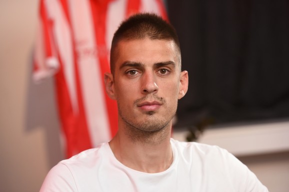 "STALNO JE SPAVAO KOD MENE, MIRKA NAM JE SPREMALA KLOPU I PRALA VEŠ" Vujadin Savić se juče pojavio na slavlju kod Gobeljića, a ovako je govorio o njihovom prijateljstvu: "Ženi nije smetalo"