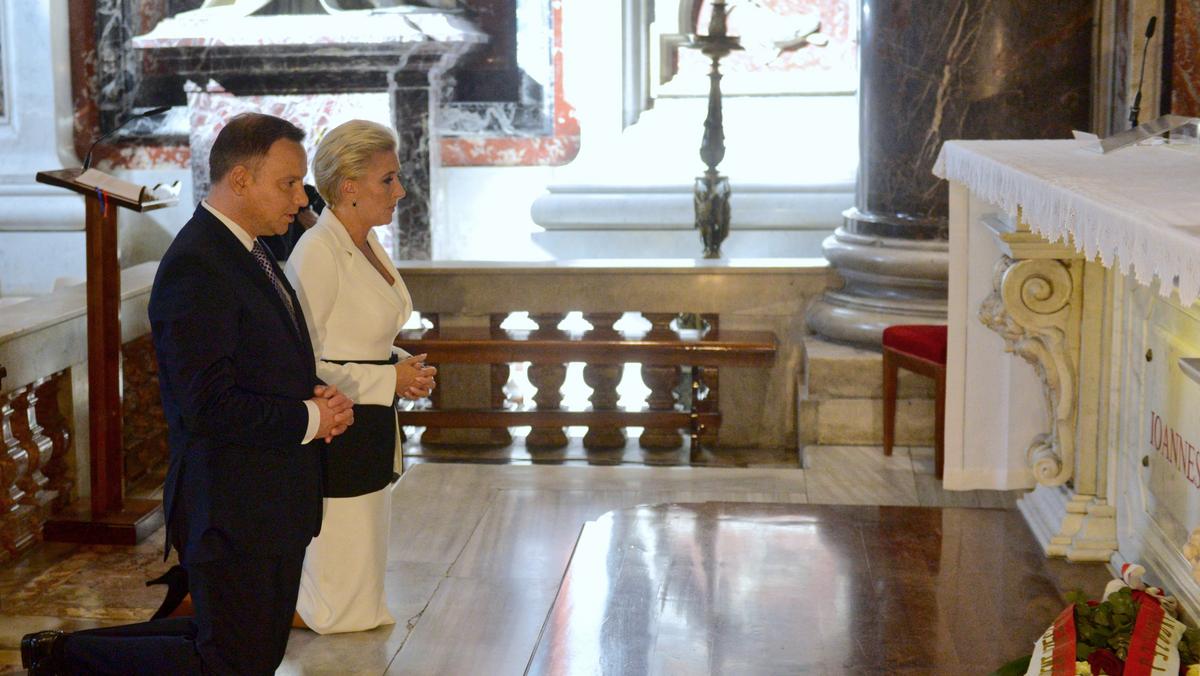 Prezydent Andrzej Duda (L) z żoną Agatą Kornhauser-Dudą (2L) podczas mszy świętej w Bazylice Świętego Piotra w Watykanie