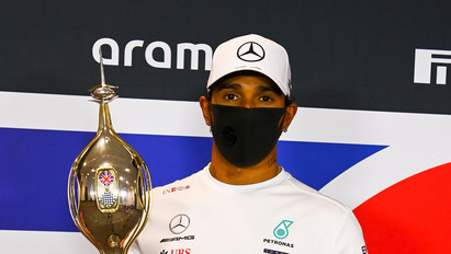 Brutális összegért vezet Hamilton az F1-ben