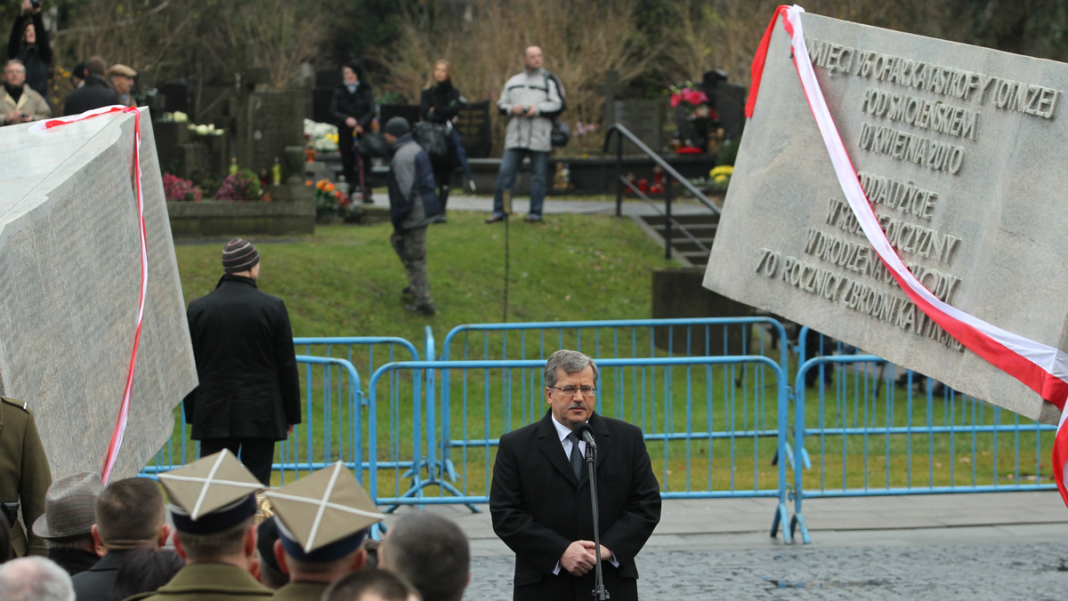 - Siedem miesięcy temu dramat, strata, ból dotknęły całego państwa, całej wspólnoty narodowej. Siedem miesięcy temu przeszywający ból stał się udziałem nas wszystkich, ale przede wszystkim rodzin. Ciężkie rany państwa mogą się zabliźnić stosunkowo łatwo dzięki procedurom demokratycznym. Straszliwe rany w sercach bliźnich zabliźniają się o wiele trudniej. Czasami nie da się tego osiągnąć - powiedział prezydent Bronisław Komorowski na warszawskich Powązkach podczas ceremonii odsłonięcia pomnika ku czci ofiar katastrofy smoleńskiej.