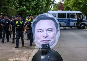 Slika Ilona Maska na prvomajskom protestu u Berlinu 