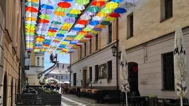 Kolorowe parasole w Pszczynie wywołały oburzenie radnego z PiS-u