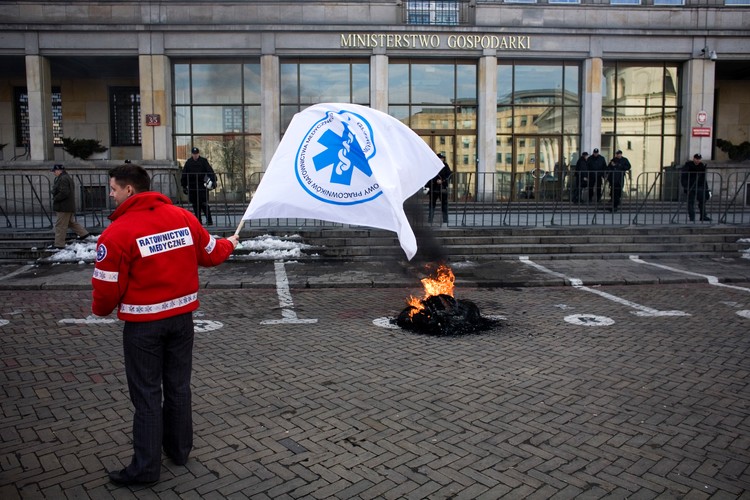 Związkowcy z 'Sierpnia 80' protestowali w Warszawie przeciw kryzysowej polityce rządu